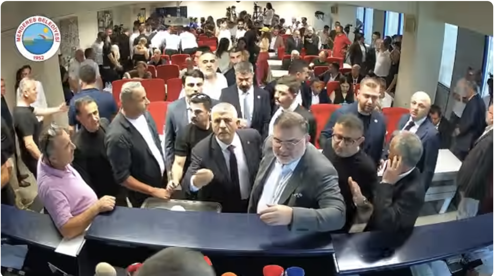 Menderes'te üçüncü turda arbede: Oturuma önce ara, sonra devam kararı