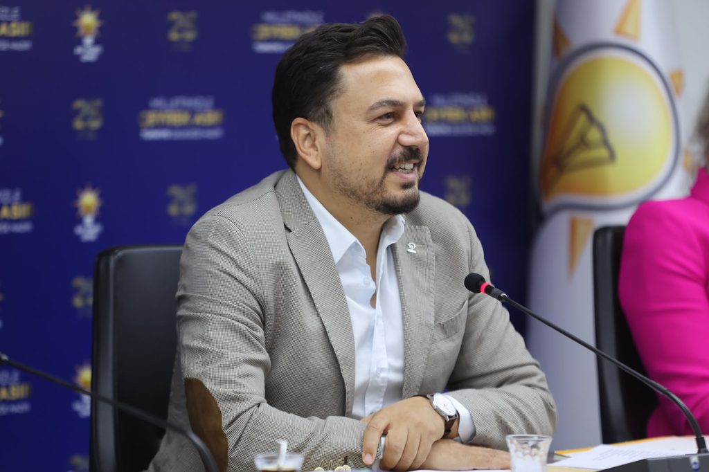 AK Parti İzmir'de Sefa Narlı başkanlığında Medya Teşkilatı zirvesi: 'Sadece eleştirmiyoruz; çözüm üretiyoruz'