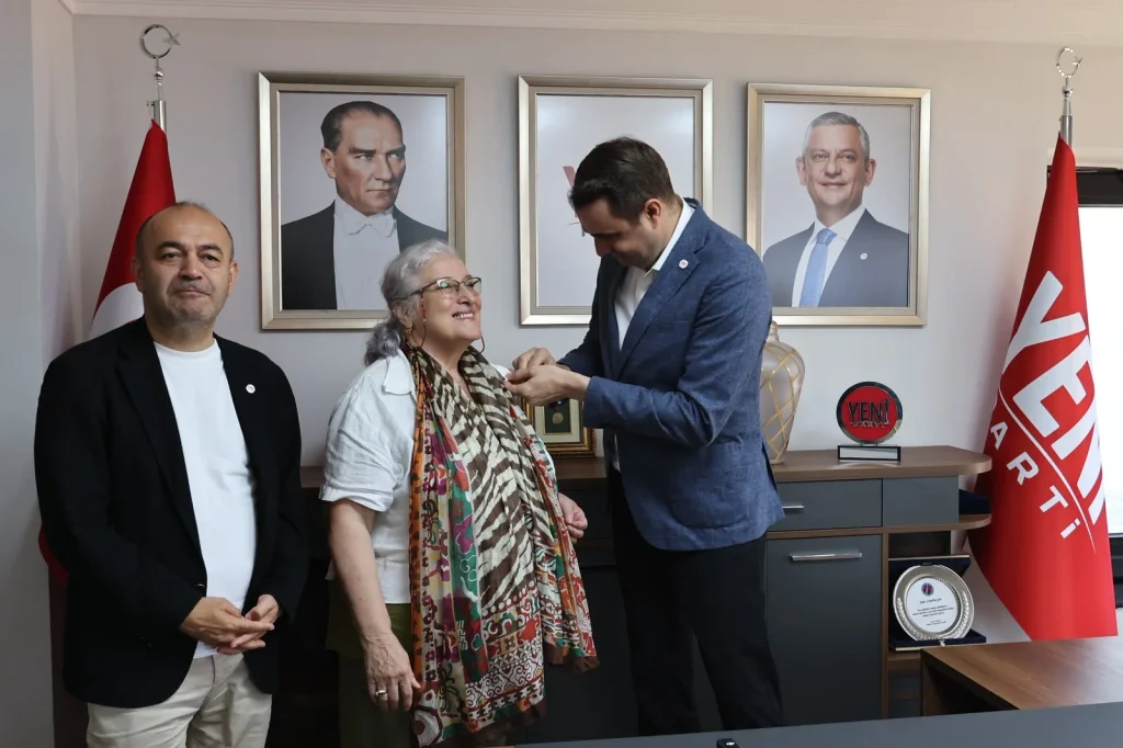 YENİ Parti İzmir İl Başkanlığı'nda rozet töreni: 25 bin üye formu tükendi