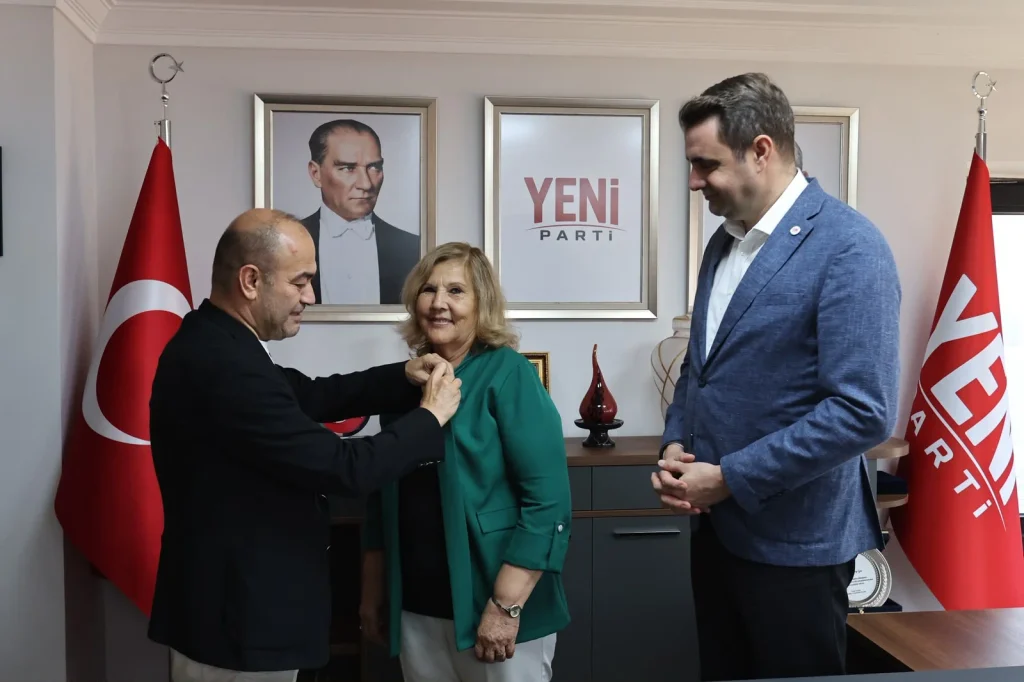 YENİ Parti İzmir İl Başkanlığı'nda rozet töreni: 25 bin üye formu tükendi