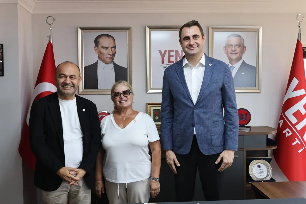 YENİ Parti İzmir İl Başkanlığı'nda rozet töreni: 25 bin üye formu tükendi