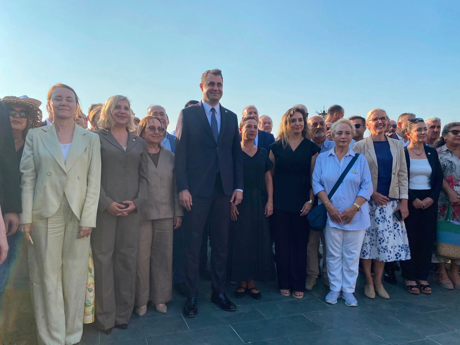 YENİ Parti İzmir'de sahaya indi: Cumhuriyet Meydanı'nda 30 ilçe başkanıyla gövde gösterisi 1 YENİ Parti İzmir'de sahaya indi: Cumhuriyet Meydanı'nda 30 ilçe başkanıyla gövde gösterisi
