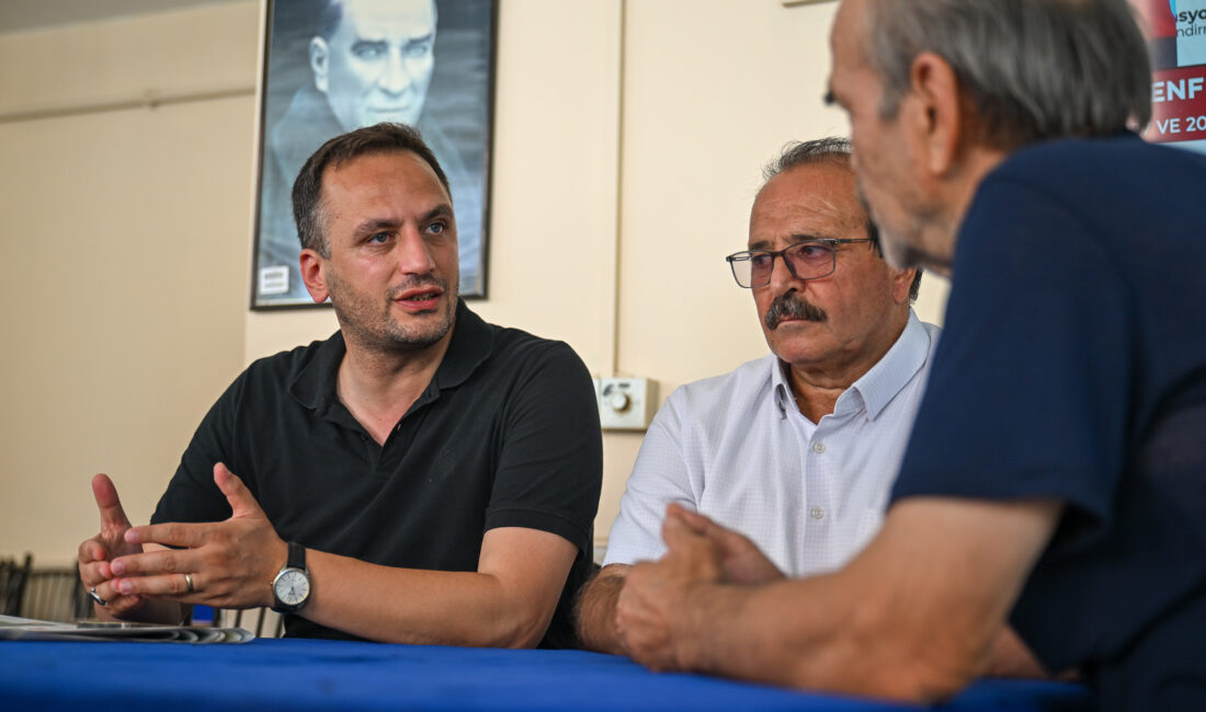 Bornova Belediye Başkanı Ömer Eşki, Ümit Mahallesi’nde muhtarla birlikte sahaya