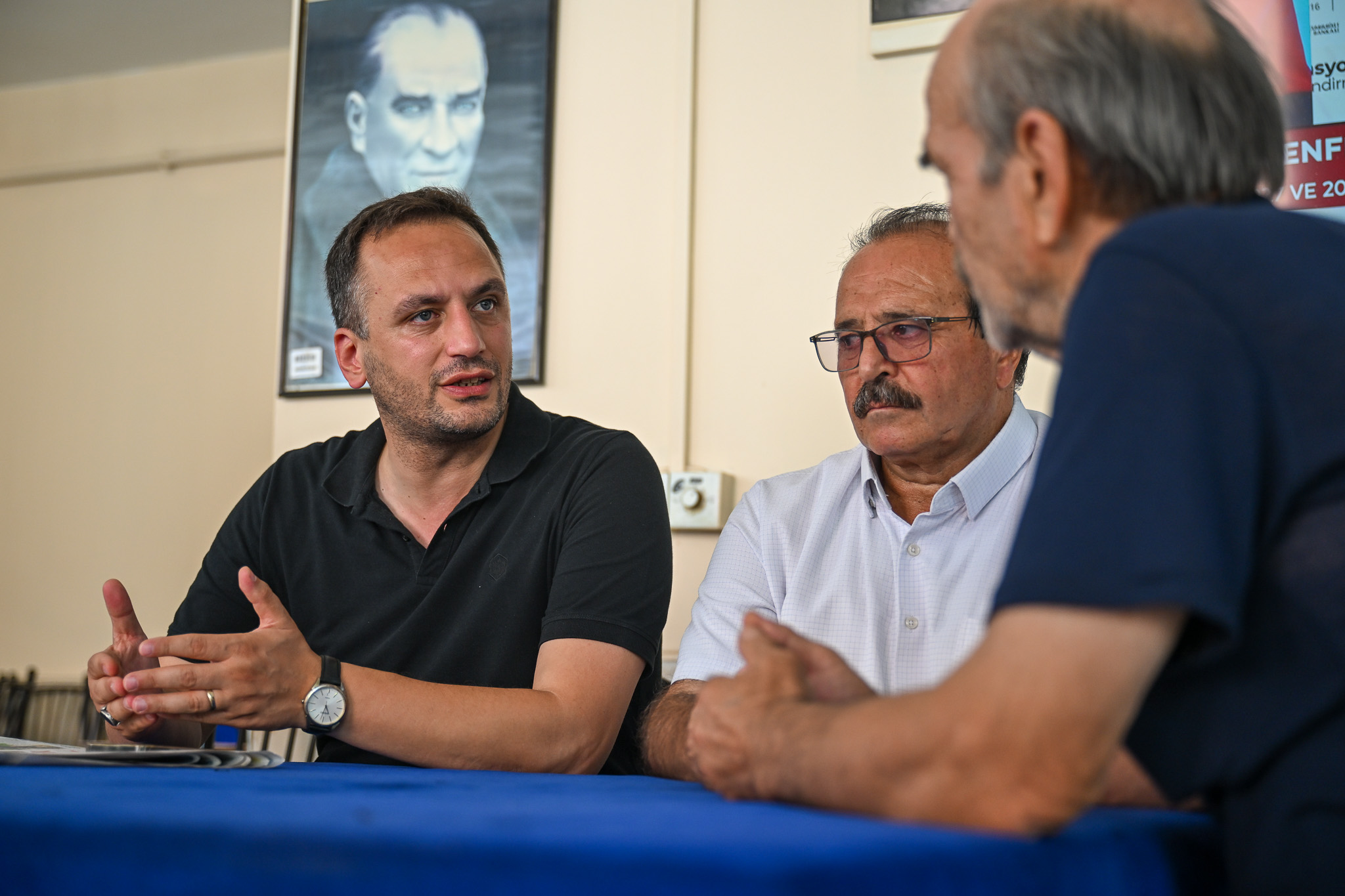Bornova Belediye Başkanı Ömer Eşki, Ümit Mahallesi’nde muhtarla birlikte sahaya