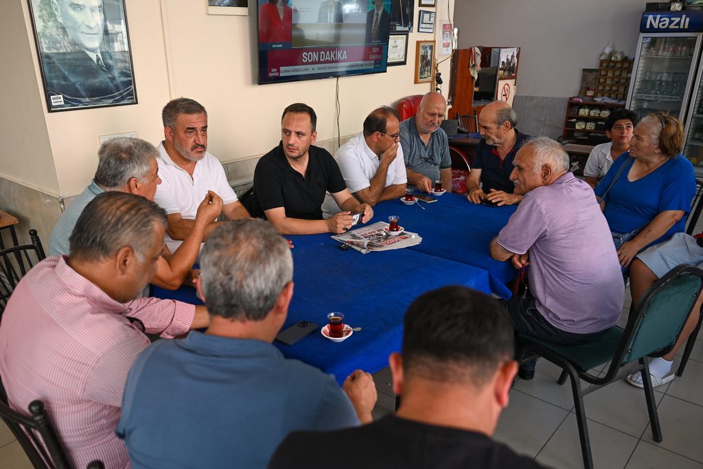 Başkan Eşki Ümit Mahallesi’nde vatandaşlarla buluştu: Çay içti, talepleri dinledi