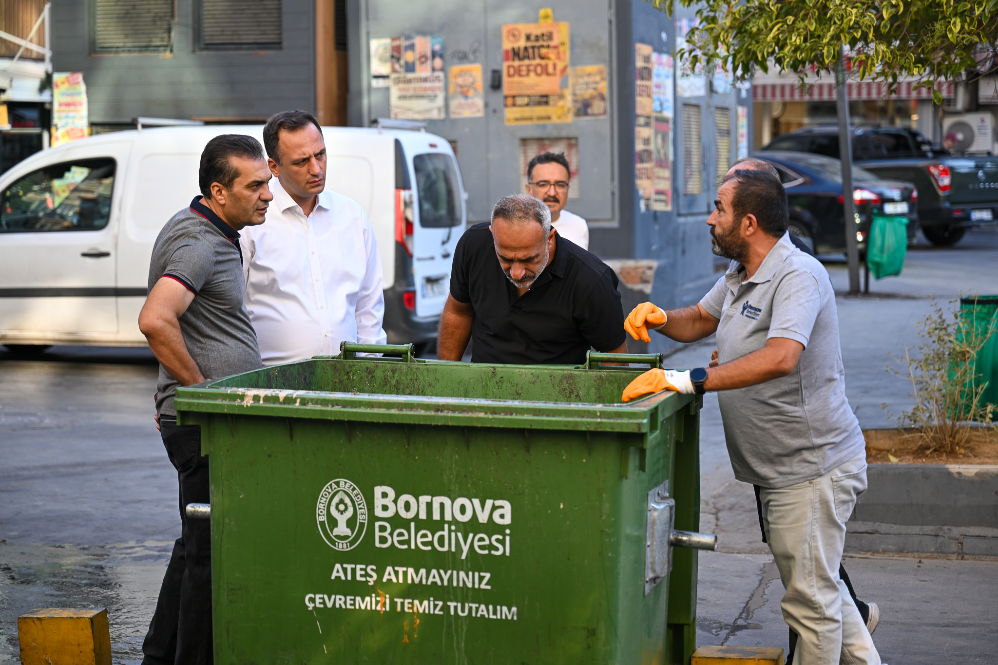 Başkan Eşki’den, Bornova’nın kalbinde sabah temizliği