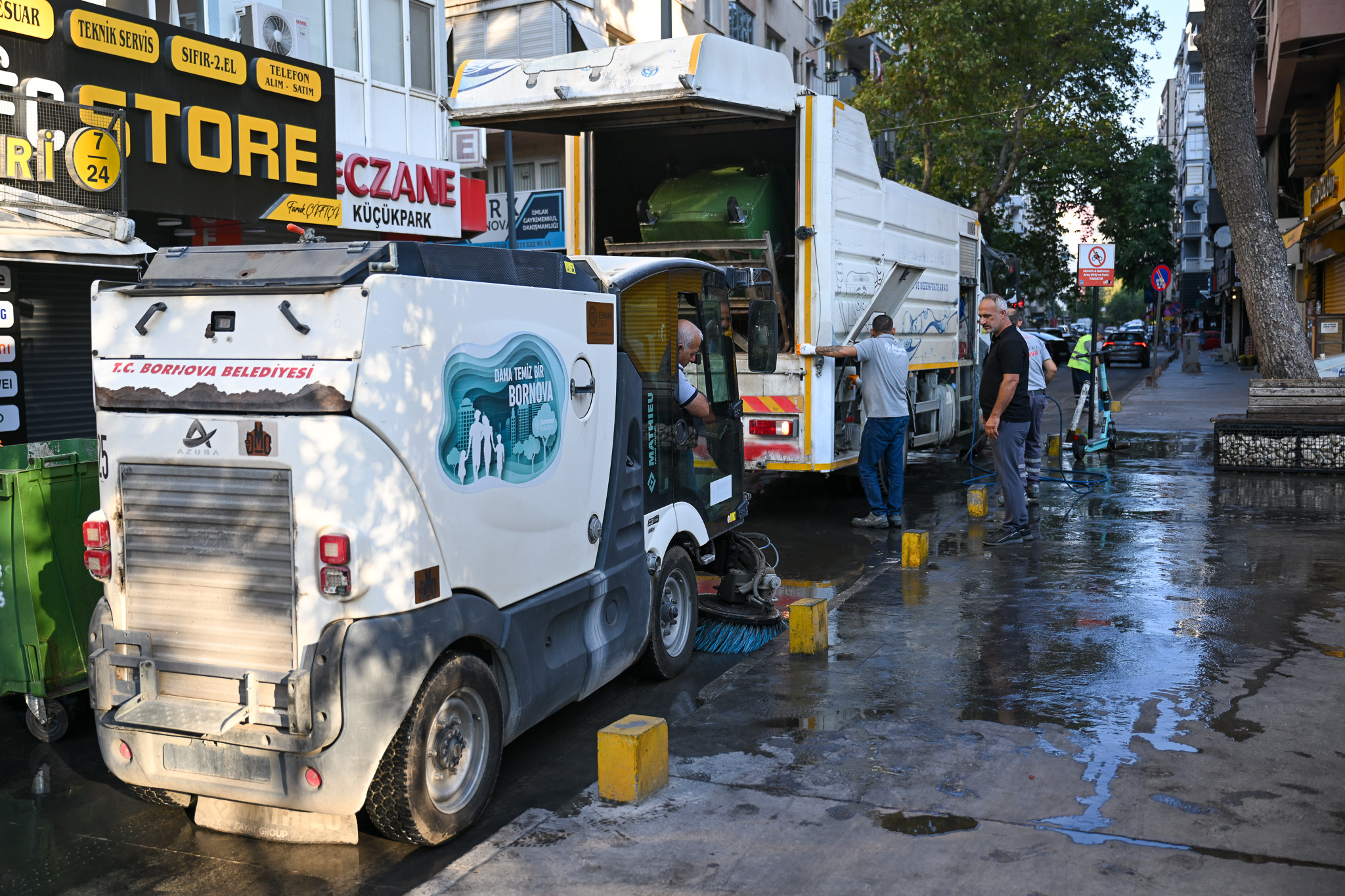 Başkan Eşki’den, Bornova’nın kalbinde sabah temizliği