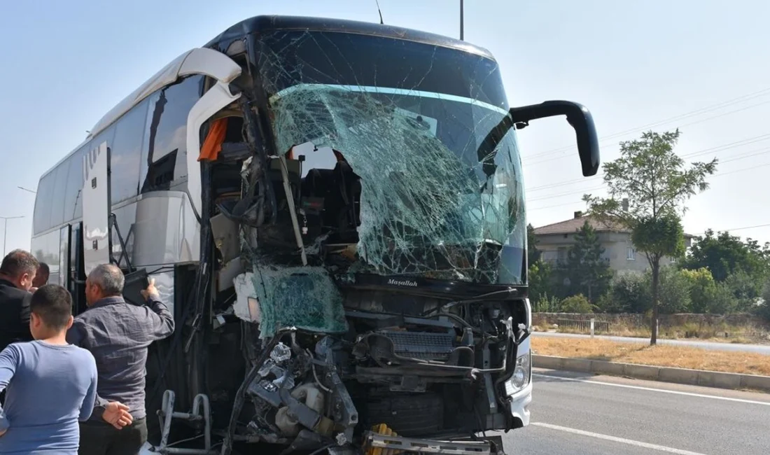Afyonkarahisar-Antalya kara yolunda yolcu otobüsünün önündeki kamyonete arkadan çarpmasıyla ortalık