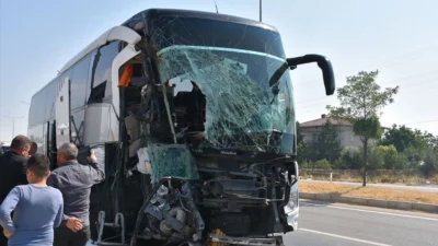 Afyonkarahisar-Antalya kara yolunda yolcu otobüsünün önündeki kamyonete arkadan çarpmasıyla ortalık