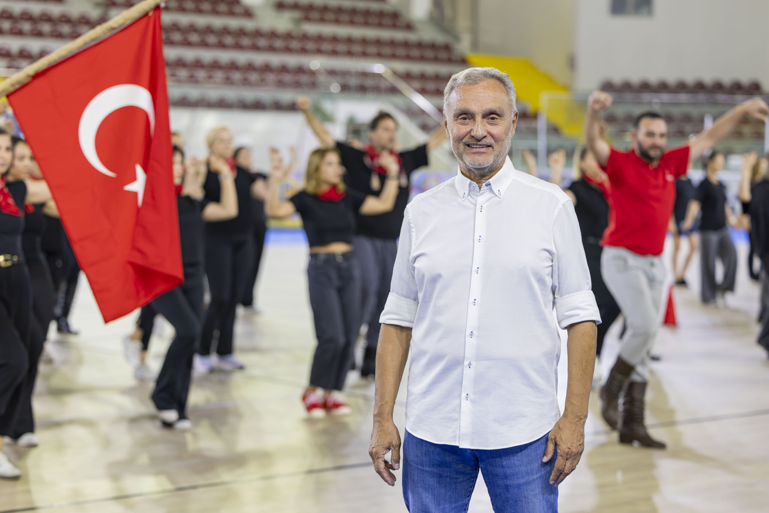 “İzmir'de zeybek bilmeyen kalmasın” çağrısı 500 kişilik topluluğa dönüştü
