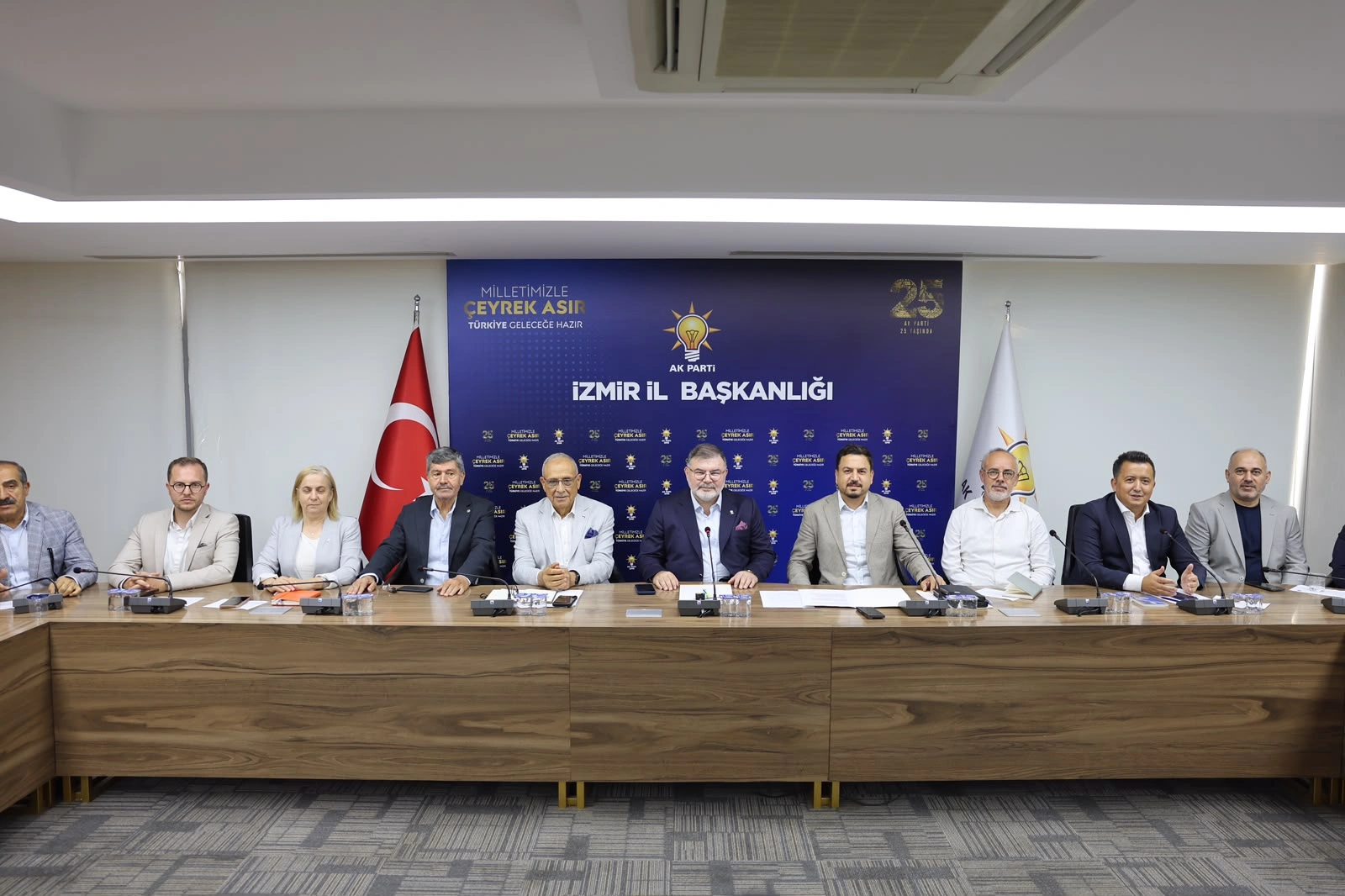 AK Parti İzmir Teşkilatında 25. yıl gururu: "Çeyrek asır geride kaldı, Türkiye geleceğe hazır" 1 AK Parti İzmir Teşkilatında 25. yıl gururu: "Çeyrek asır geride kaldı, Türkiye geleceğe hazır"