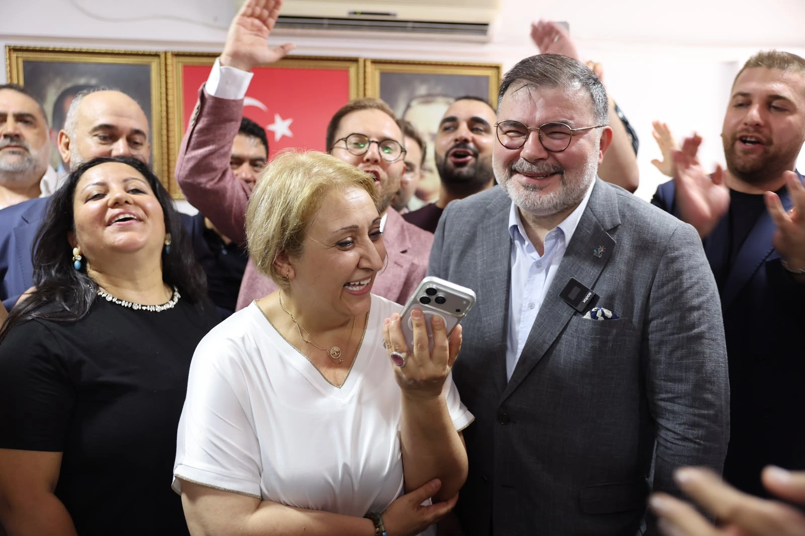 Menderes Belediye Meclisi'nde tamamlanan başkanvekilliği seçiminin ardından AK Parti İzmir
