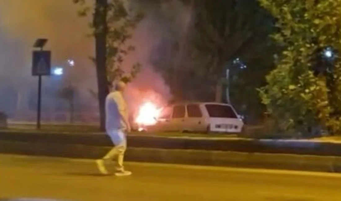 Aydın’ın Efeler ilçesinde seyir halindeki bir otomobilin motor kısmında aniden