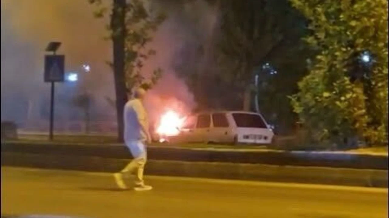 Aydın’ın Efeler ilçesinde seyir halindeki bir otomobilin motor kısmında aniden