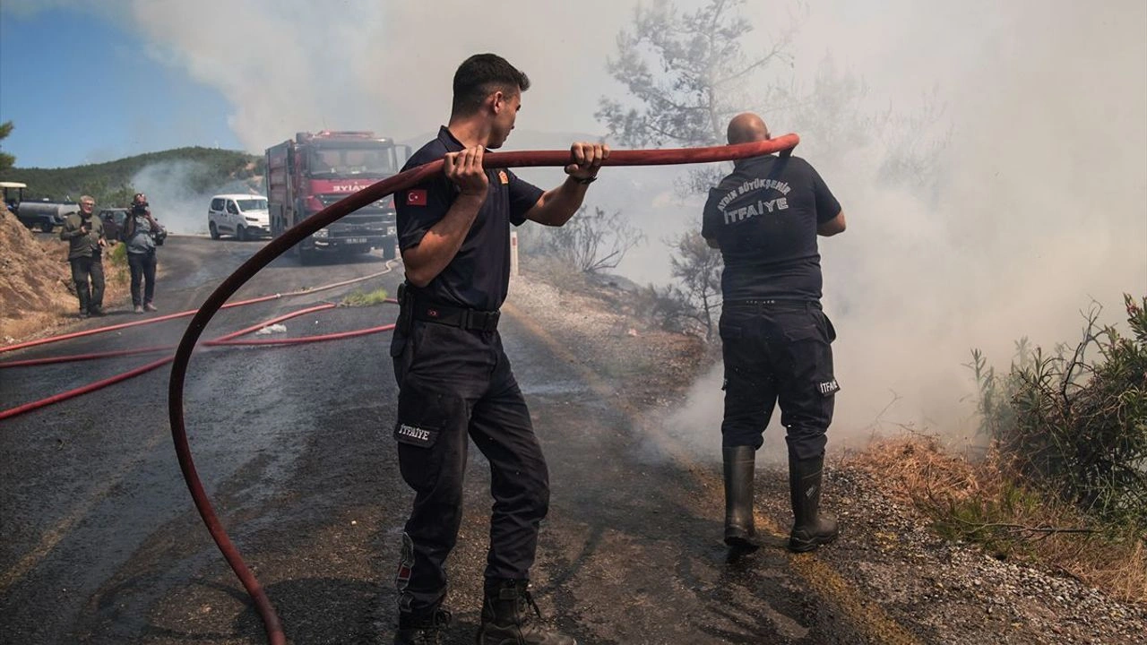 Aydın'daki orman yangınında 3'üncü gün: 550 kişi tahliye edildi... 1 Aydın'daki orman yangınında 3'üncü gün: 550 kişi tahliye edildi...