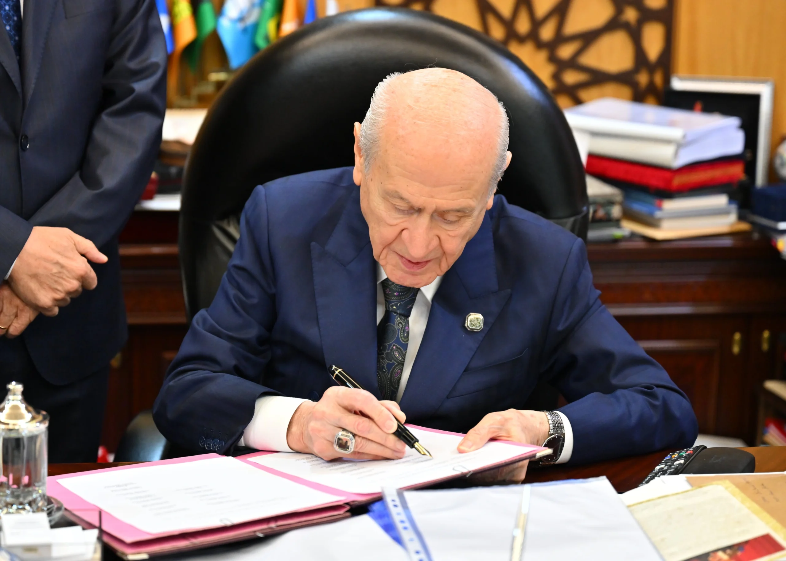 Devlet Bahçeli 'Çerçeve Yasa' teklifini imzaladı
