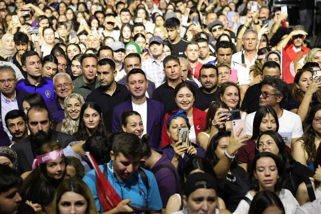 Bayraklı'nın 30 Ağustos coşkusu Emre Aydın'la taçlandı