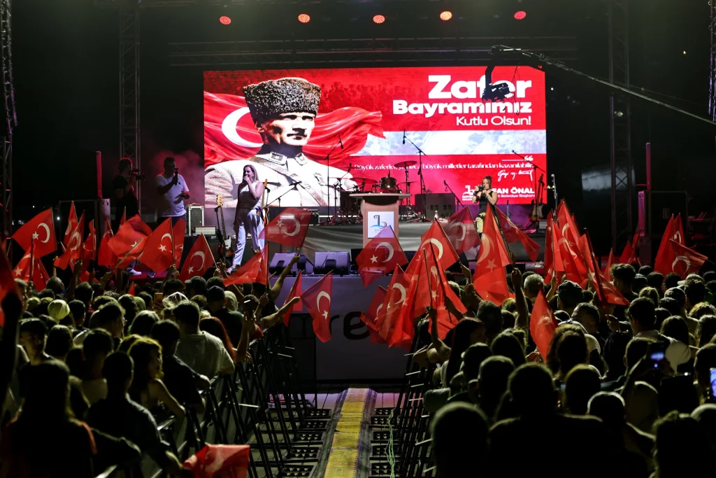 Bayraklı'nın 30 Ağustos coşkusu Emre Aydın'la taçlandı