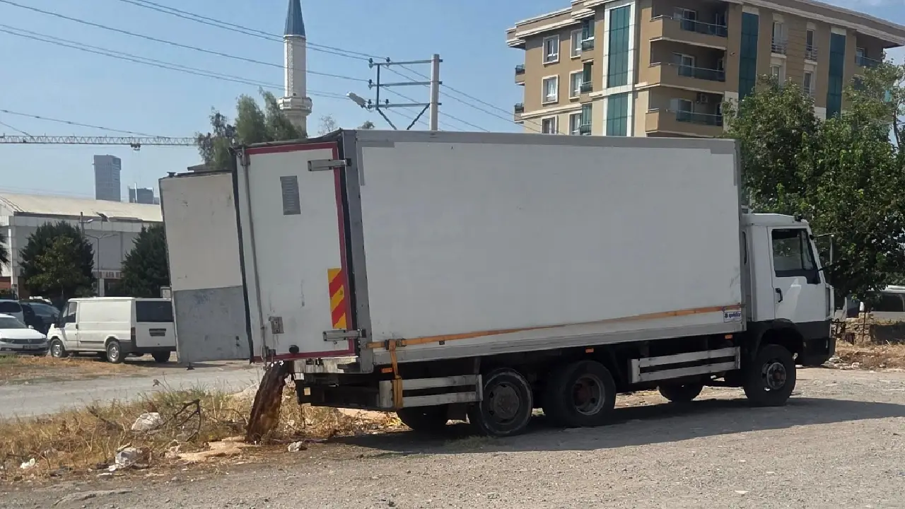 Bayraklı’da plakasız kamyonla kaçak döküme şok suçüstü! Zabıta yakaladı, bakanlığa sevk edildi!