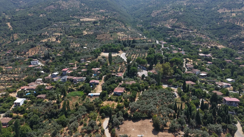 Başkan Tugay sözünü tuttu: Beydağlı çiftçinin 30 yıllık su hasreti sona erdi