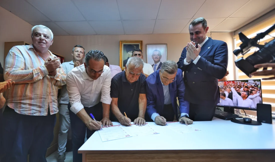 İzmir eski Büyükşehir Belediye Başkanı Aziz Kocaoğlu, CHP eski Genel