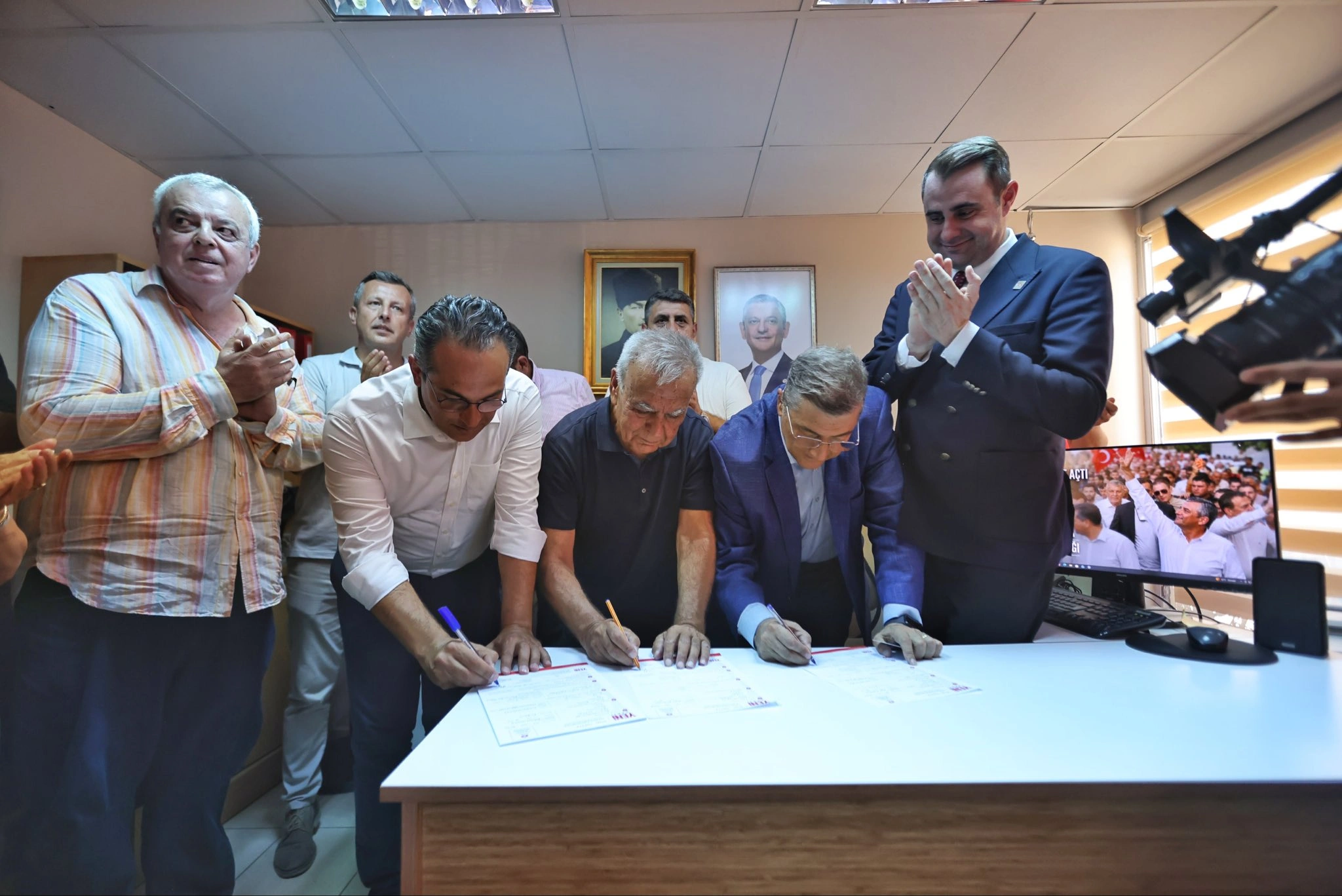 İzmir eski Büyükşehir Belediye Başkanı Aziz Kocaoğlu, CHP eski Genel