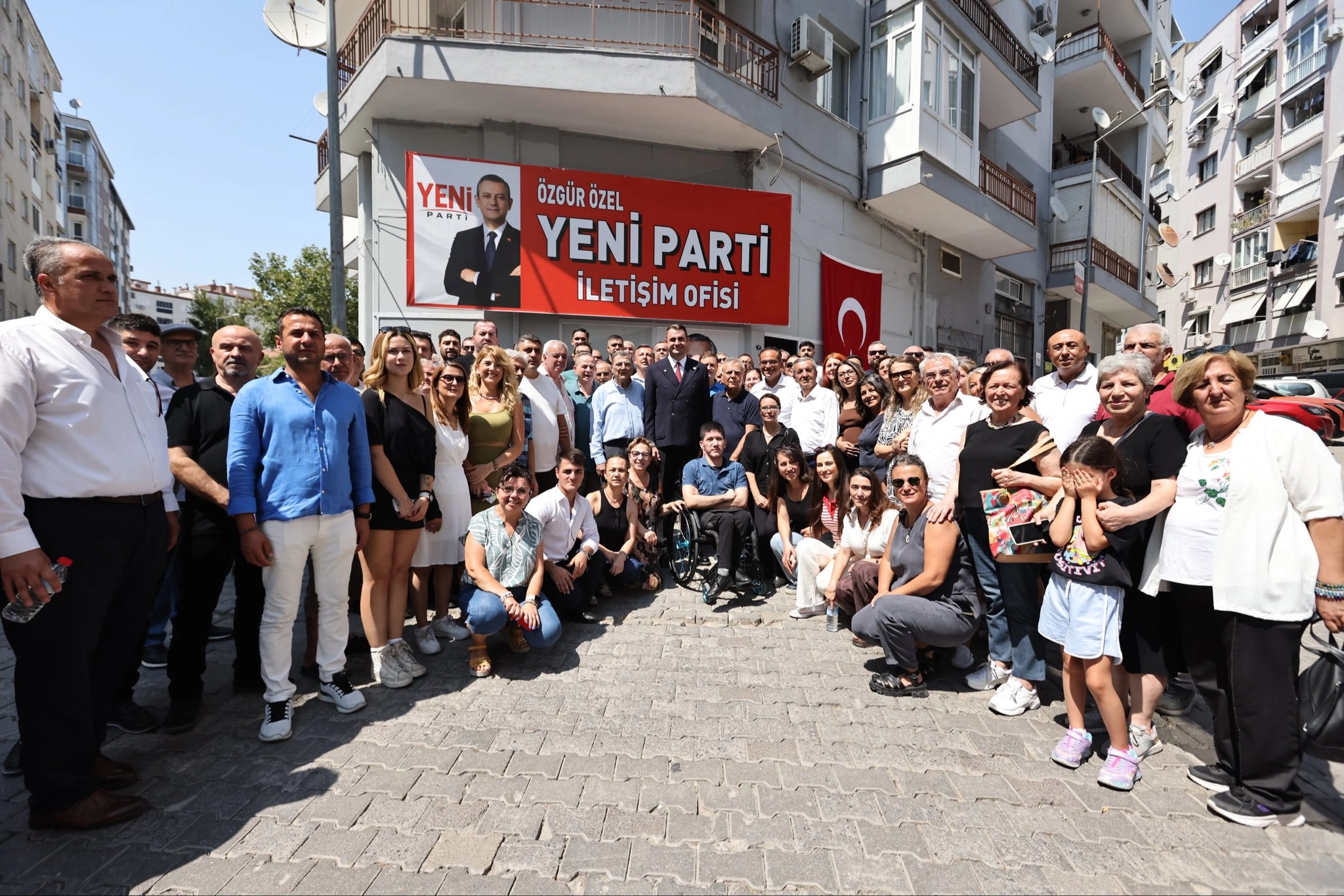 İzmir siyasetinde kartlar yeniden dağıtılıyor: 3 önemli isim YENİ Parti'ye katıldı