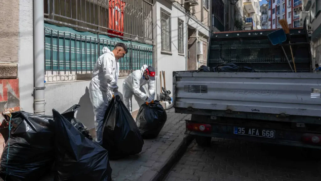 Kapı açıldı, görenler şok oldu! Bornova'da çöp eve temizlik operasyonu... 4 Kapı açıldı, görenler şok oldu! Bornova'da çöp eve temizlik operasyonu...