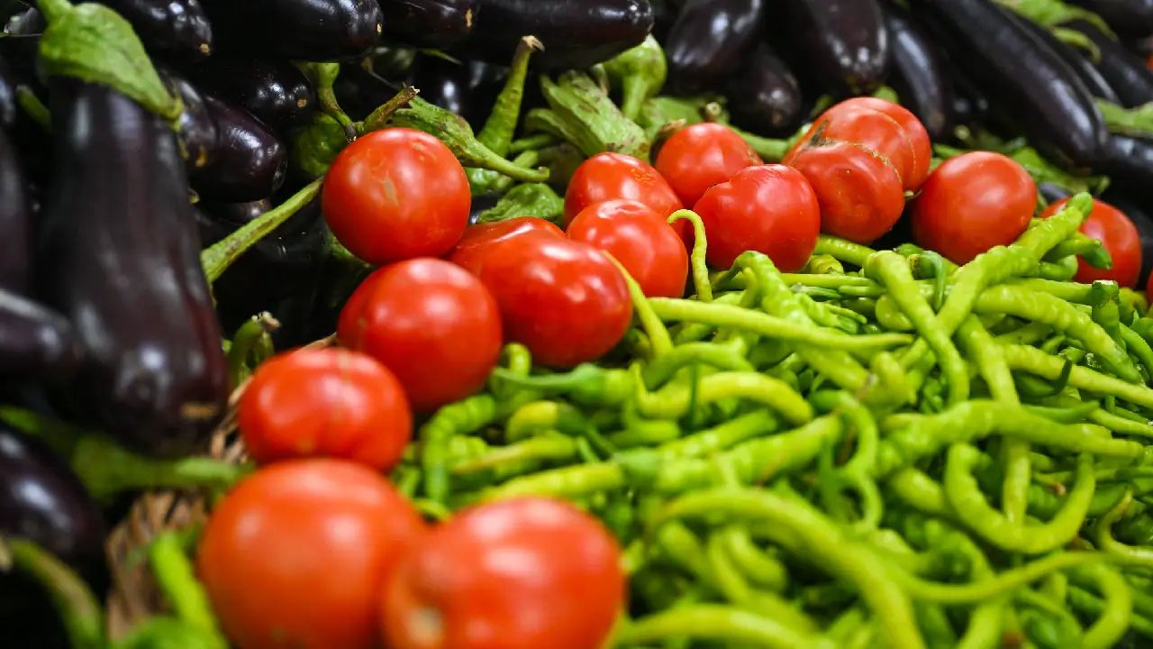 Bornova’da devrim gibi dayanışma: Tarladan kent market raflarına