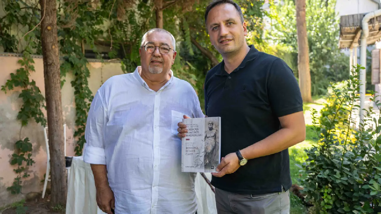 Bornova Belediyesi’nin ev sahipliğinde düzenlenen özel bir söyleşi ve imza