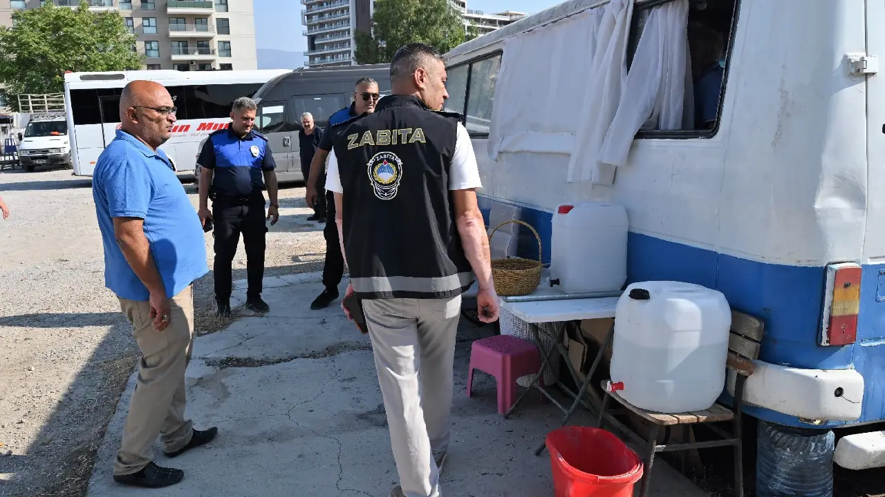 Bornova’da kaldırım ve yol işgallerine zabıta neşteri: "Ortak alanları korumakta kararlıyız" 2 Bornova’da kaldırım ve yol işgallerine zabıta neşteri: "Ortak alanları korumakta kararlıyız"