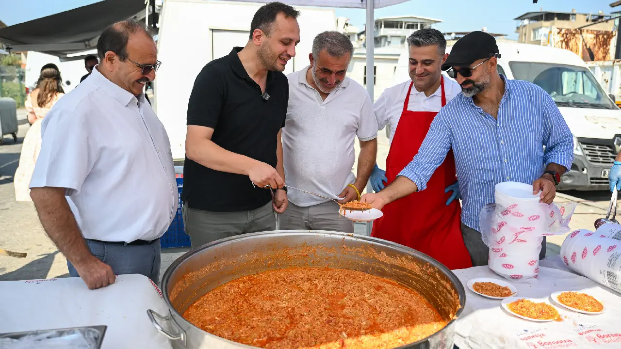 Bornova’da berekete dönüşen toprak: Türkiye’nin en büyük Kent Bostanı’nda Menemen Şenliği