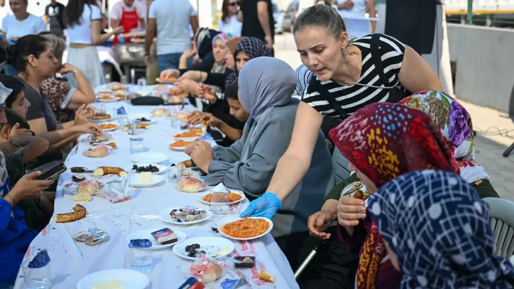 Bornova’da berekete dönüşen toprak: Türkiye’nin en büyük Kent Bostanı’nda Menemen Şenliği