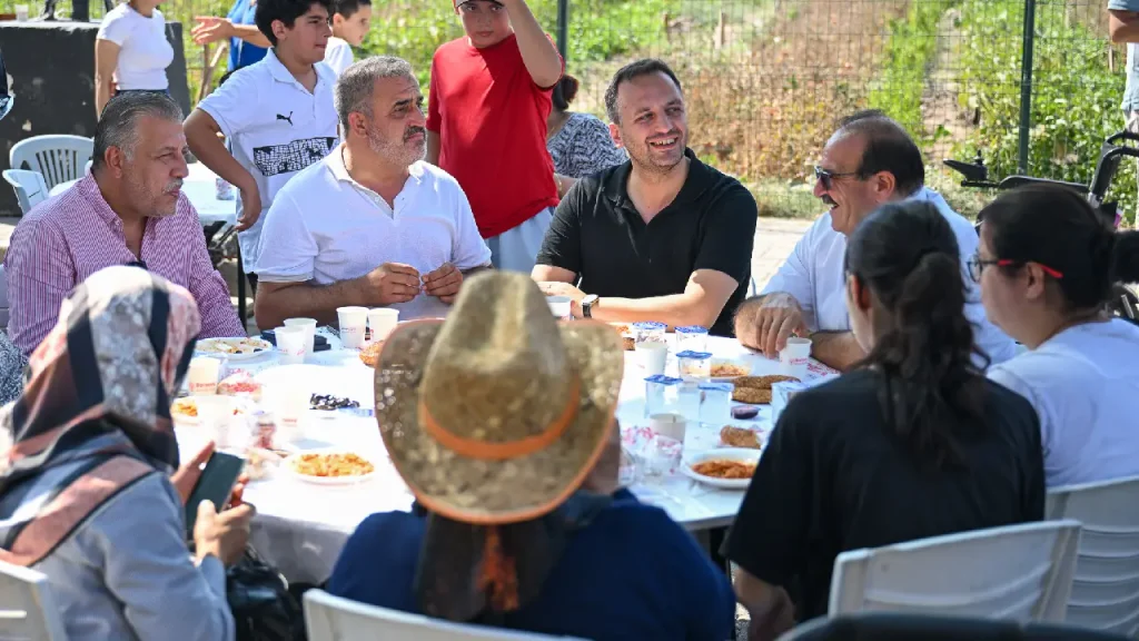 Bornova’da berekete dönüşen toprak: Türkiye’nin en büyük Kent Bostanı’nda Menemen Şenliği