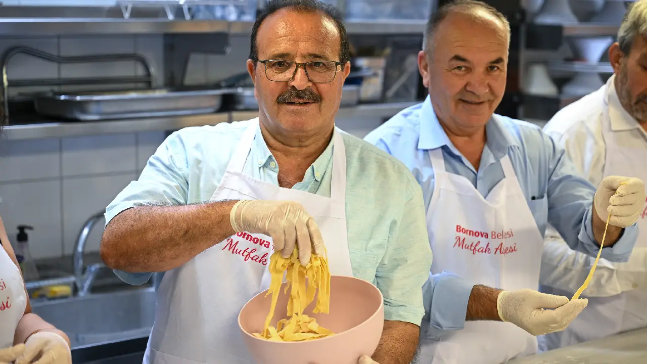 Bornovalı muhtarlardan yoğun mesaiye ‘Makarna’ molası
