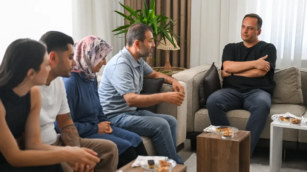 Yüreklerdeki yangın bitmiyor, kahramanlar unutulmuyor: Başkan Eşki’den Bornovalı şehidin ailesine ziyaret
