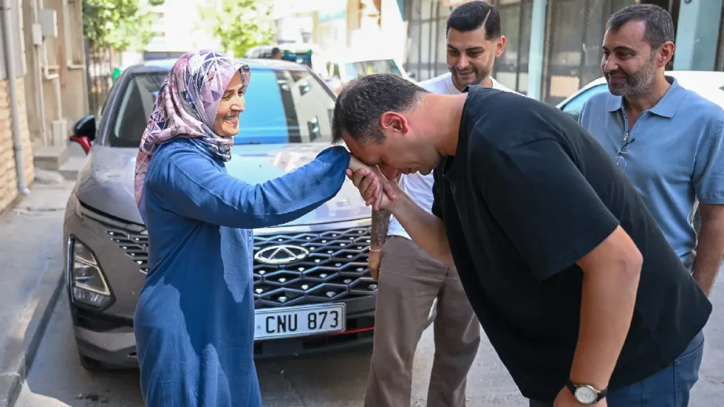 Yüreklerdeki yangın bitmiyor, kahramanlar unutulmuyor: Başkan Eşki’den Bornovalı şehidin ailesine ziyaret