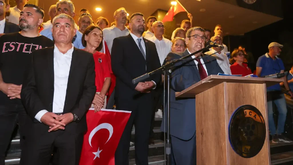 Buca’da zafer coşkusu sokaklardan sahalara taştı 1 Buca’da zafer coşkusu sokaklardan sahalara taştı