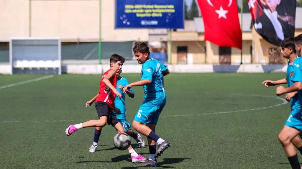 Buca’da zafer coşkusu sokaklardan sahalara taştı 5 Buca’da zafer coşkusu sokaklardan sahalara taştı