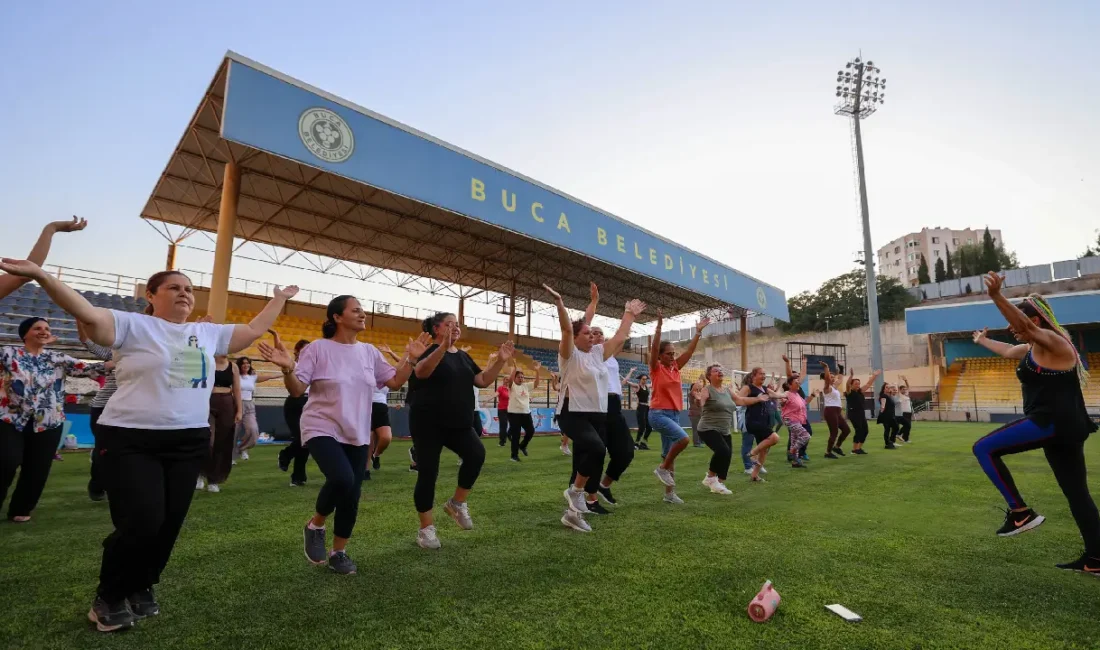 Buca Belediyesi, yaz aylarında açık alanlarda düzenlediği zumba ve pilates