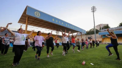 Buca Belediyesi, yaz aylarında açık alanlarda düzenlediği zumba ve pilates