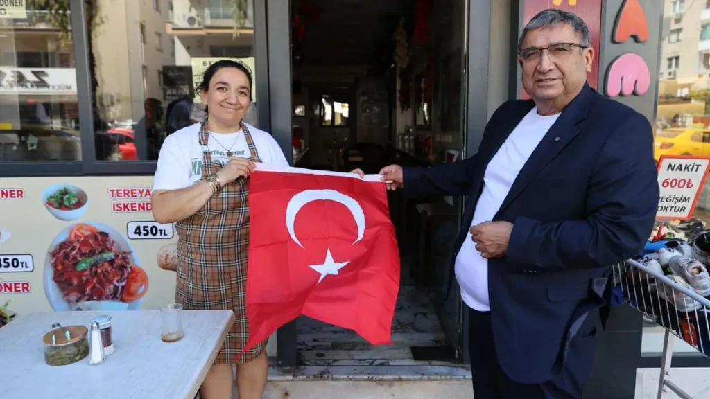 Başkan Hüseyin Benzer sokak sokak bayrak dağıttı: Buca'da 30 Ağustos coşkusu sokaklara taştı!
