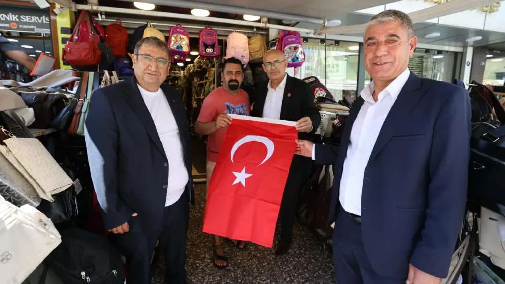 Başkan Hüseyin Benzer sokak sokak bayrak dağıttı: Buca'da 30 Ağustos coşkusu sokaklara taştı!