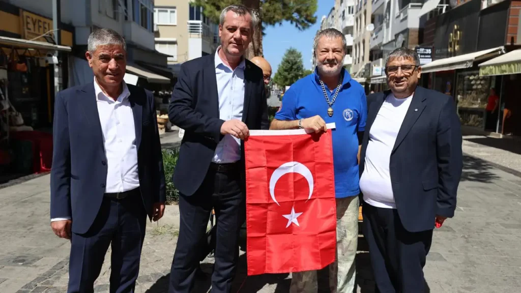 Başkan Hüseyin Benzer sokak sokak bayrak dağıttı: Buca'da 30 Ağustos coşkusu sokaklara taştı!
