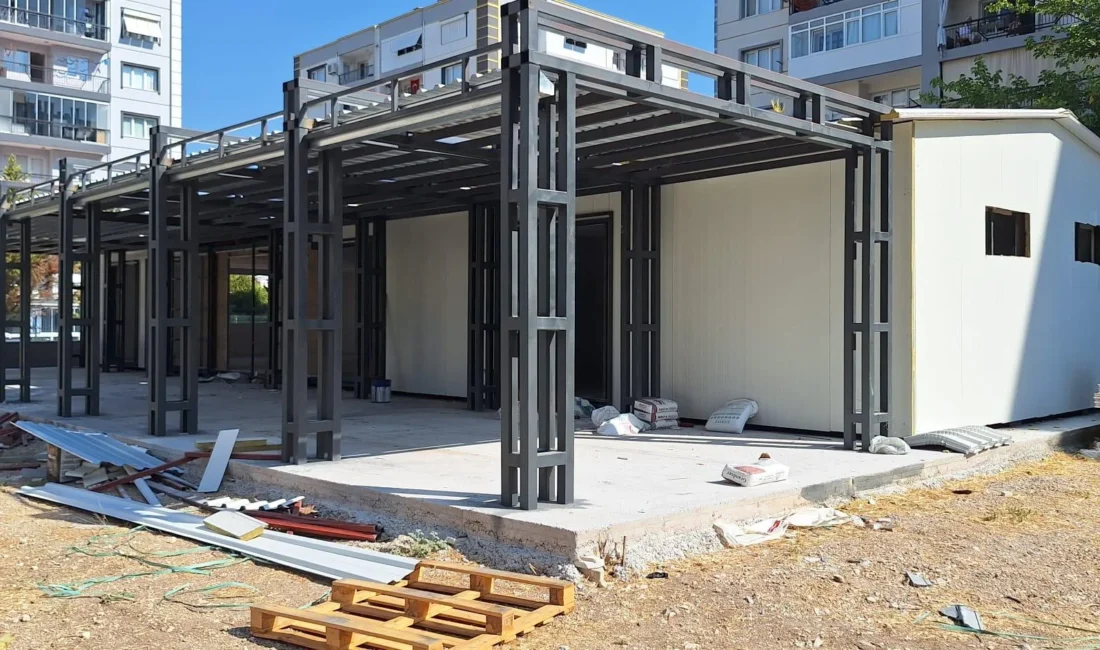 İzmir Büyükşehir Belediyesi’nin Buca'da yapımı sürdürdüğü iki yeni taziye evinde