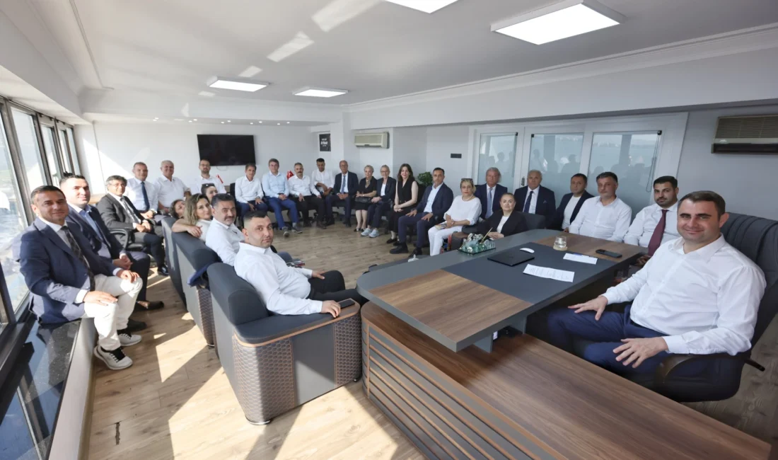 YENİ Parti İzmir Kurucu İl Başkanı Çağatay Güç, il binasında