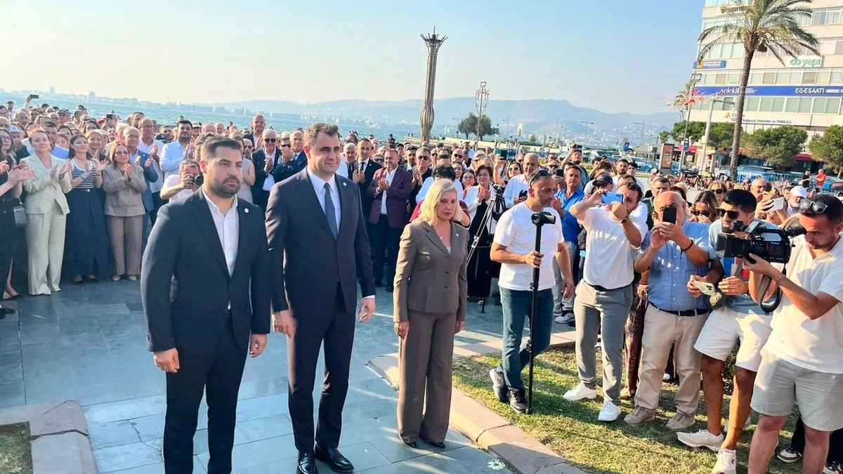 YENİ Parti İzmir'de sahaya indi: Cumhuriyet Meydanı'nda 30 ilçe başkanıyla gövde gösterisi 2 YENİ Parti İzmir'de sahaya indi: Cumhuriyet Meydanı'nda 30 ilçe başkanıyla gövde gösterisi