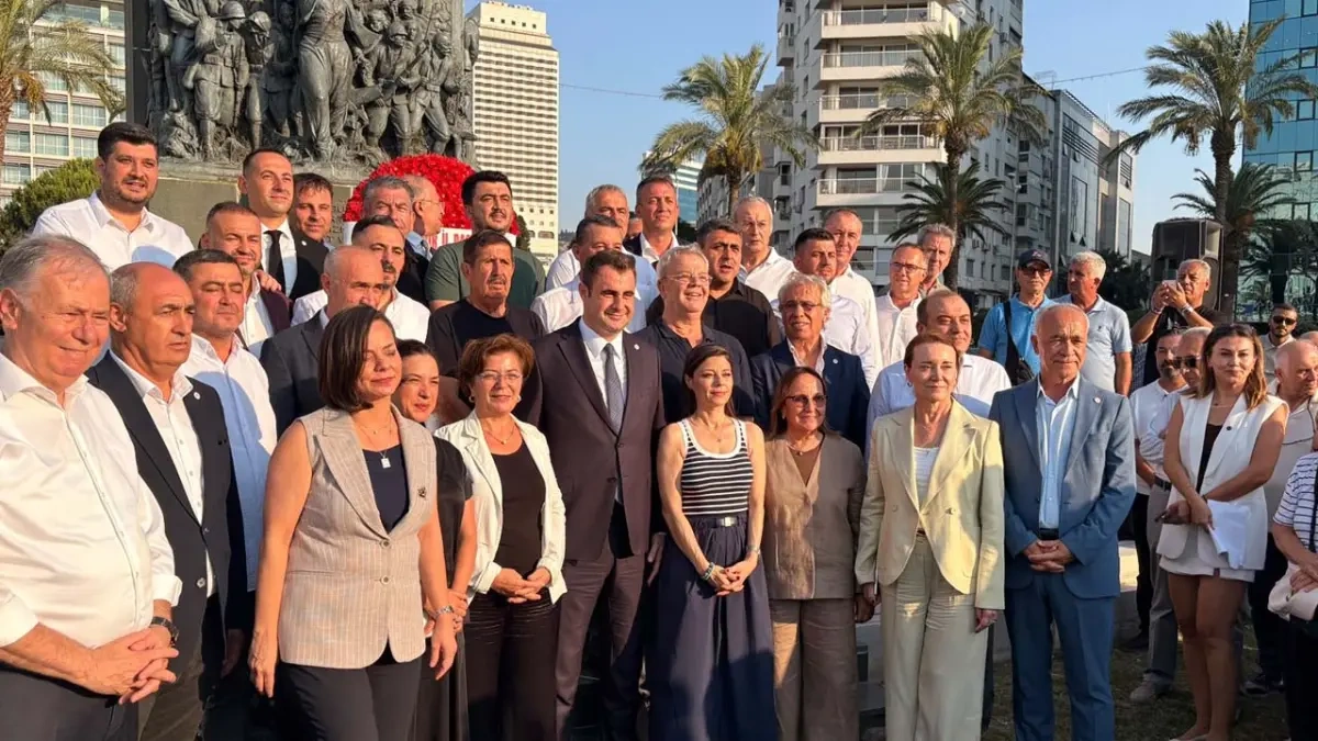 YENİ Parti İzmir'de sahaya indi: Cumhuriyet Meydanı'nda 30 ilçe başkanıyla gövde gösterisi