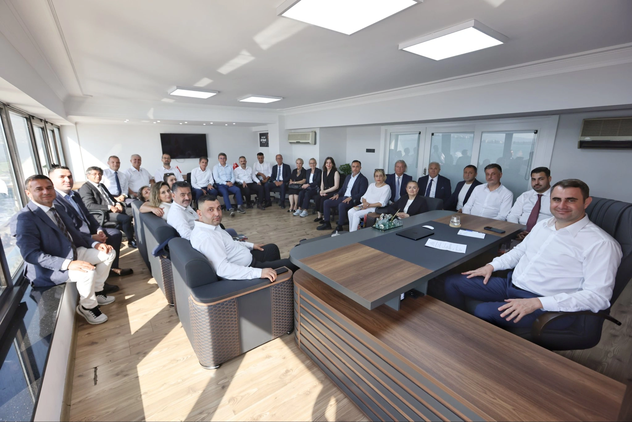 YENİ Parti İzmir Kurucu İl Başkanı Çağatay Güç, il binasında