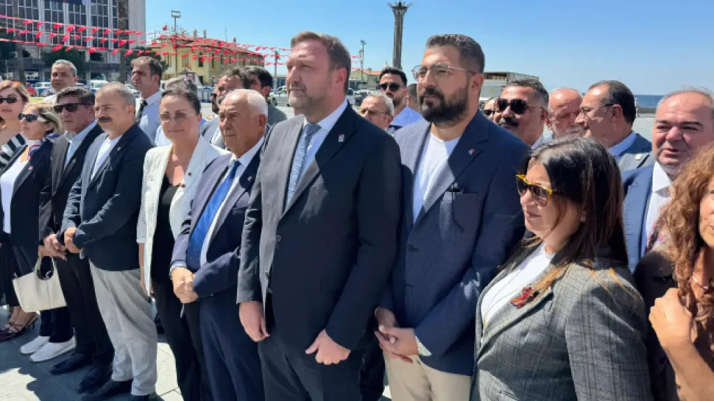 CHP İzmir, Büyük Zaferin 104. yılı için atasının huzurunda